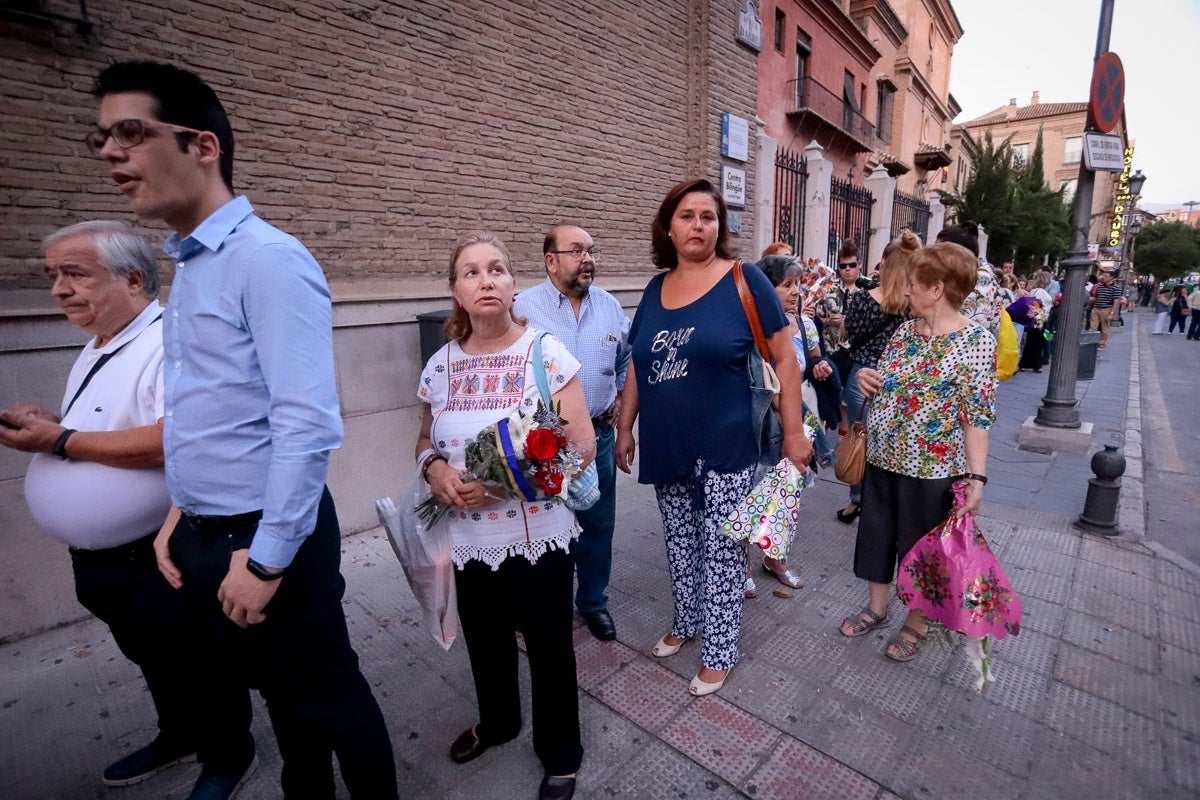 Miles de granadinos se reúnen en la Carrera para llenar de color la Basílica de las Angustias 