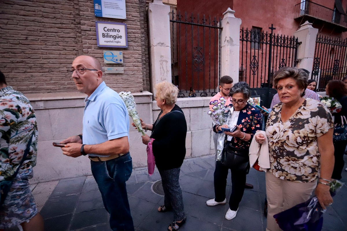 Miles de granadinos se reúnen en la Carrera para llenar de color la Basílica de las Angustias 