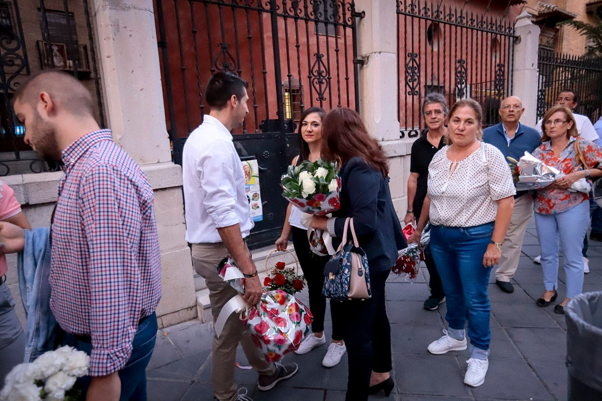 Miles de granadinos se reúnen en la Carrera para llenar de color la Basílica de las Angustias 