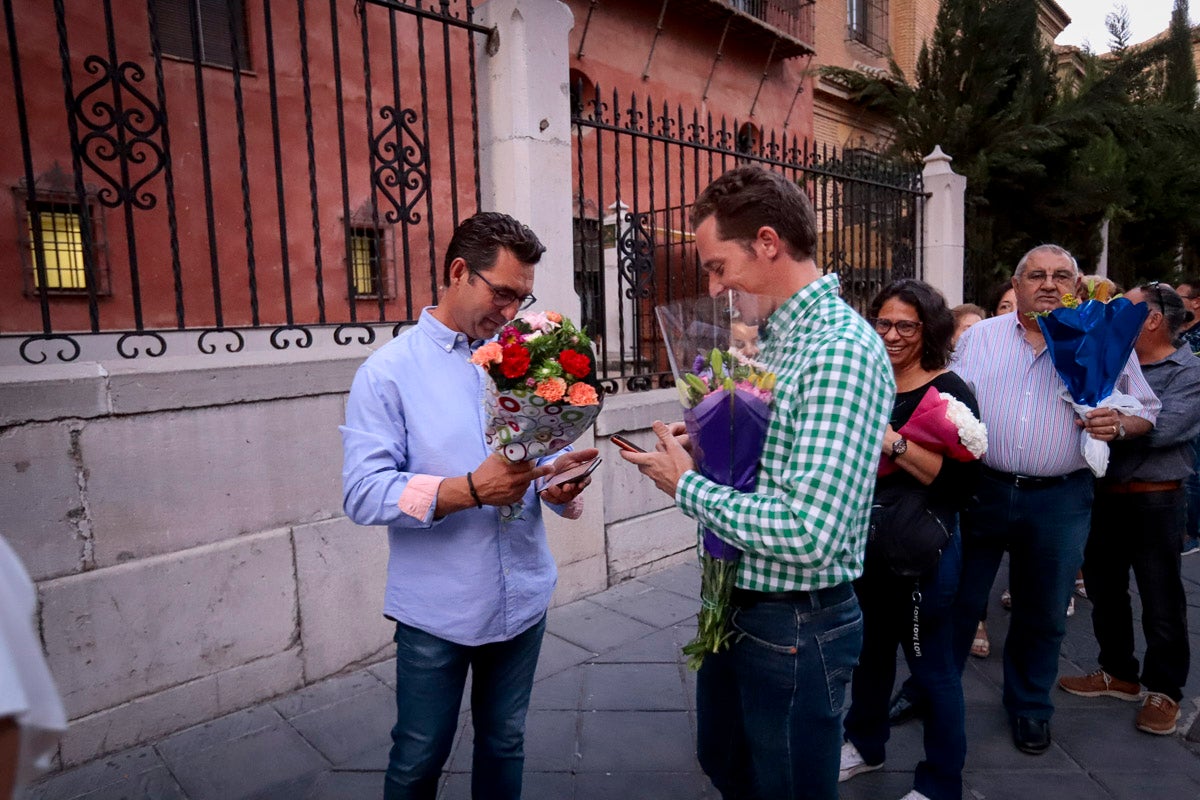 Miles de granadinos se reúnen en la Carrera para llenar de color la Basílica de las Angustias 