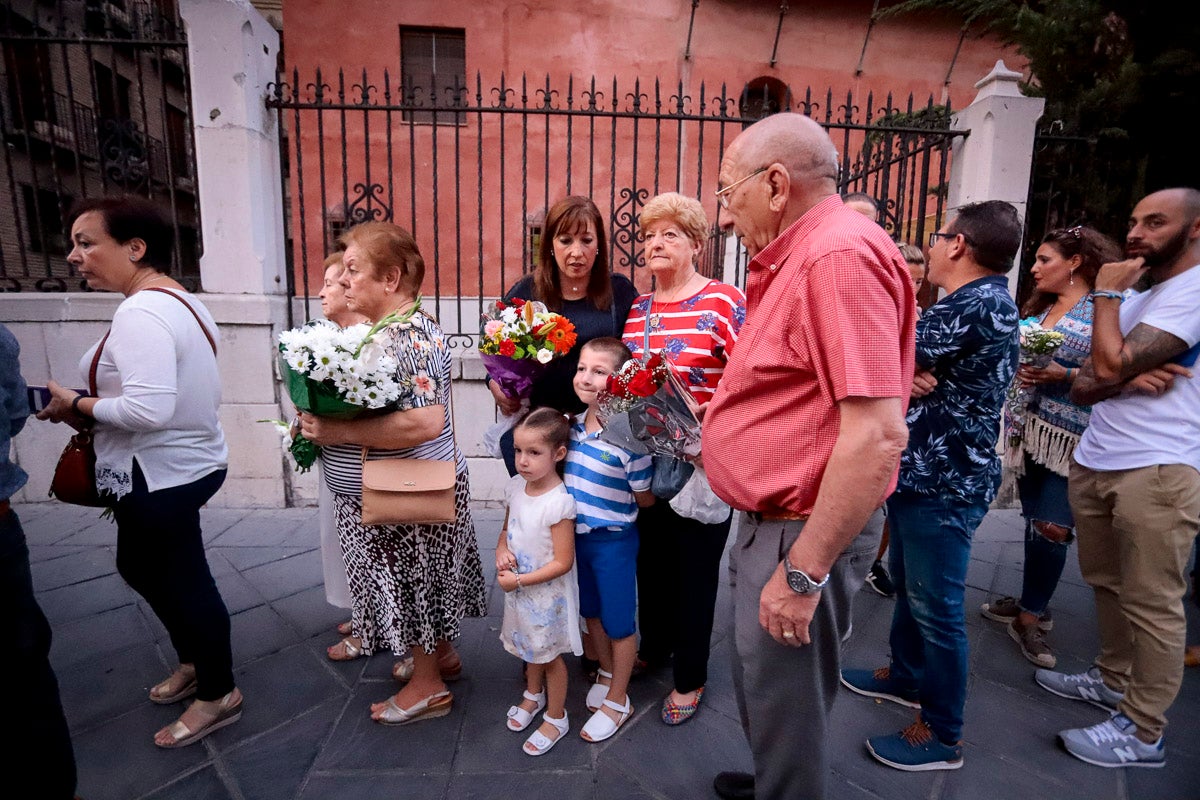 Miles de granadinos se reúnen en la Carrera para llenar de color la Basílica de las Angustias 