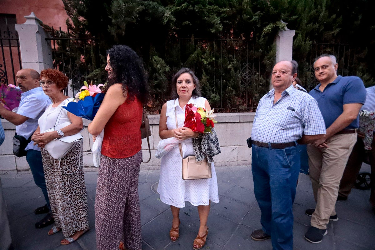 Miles de granadinos se reúnen en la Carrera para llenar de color la Basílica de las Angustias 