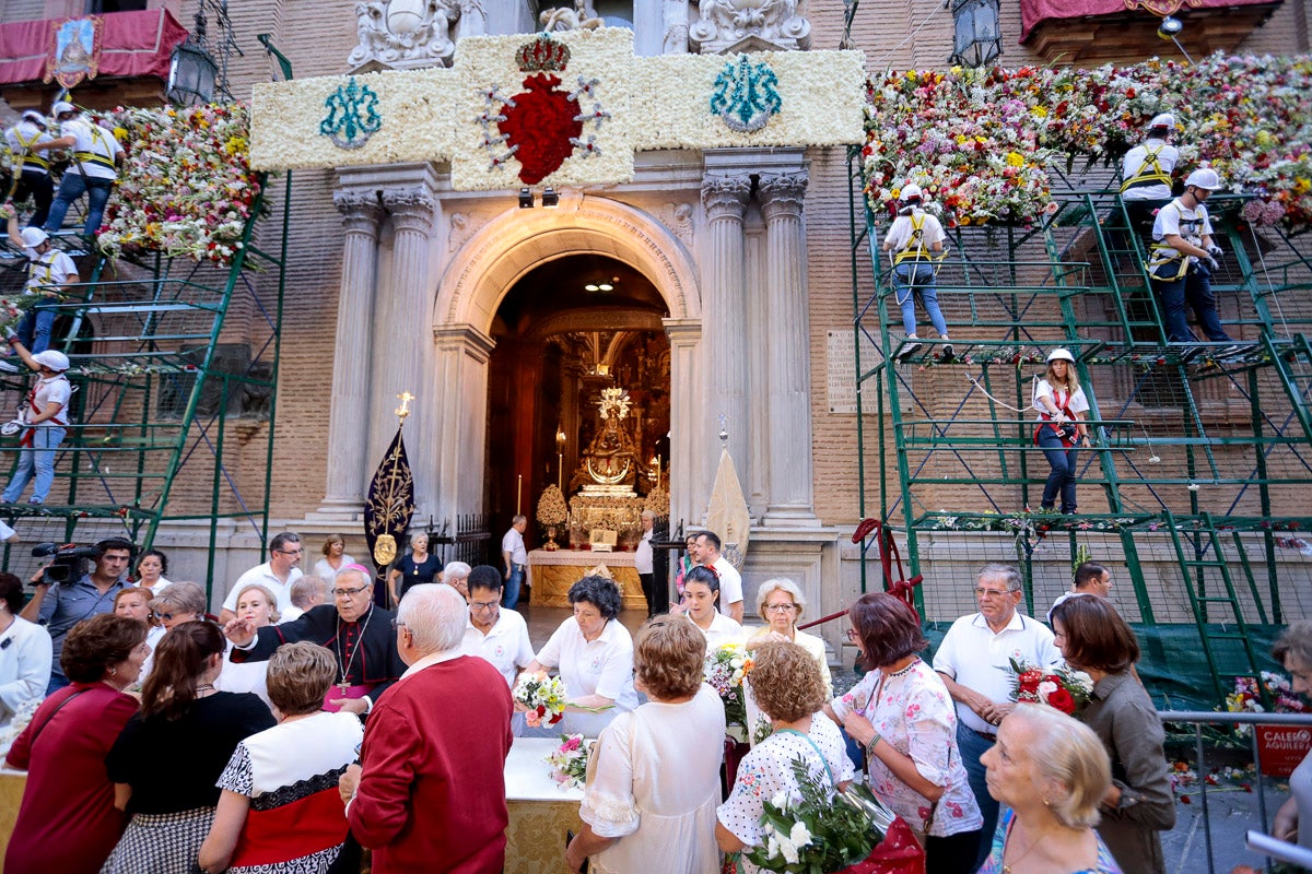 Miles de granadinos se reúnen en la Carrera para llenar de color la Basílica de las Angustias 