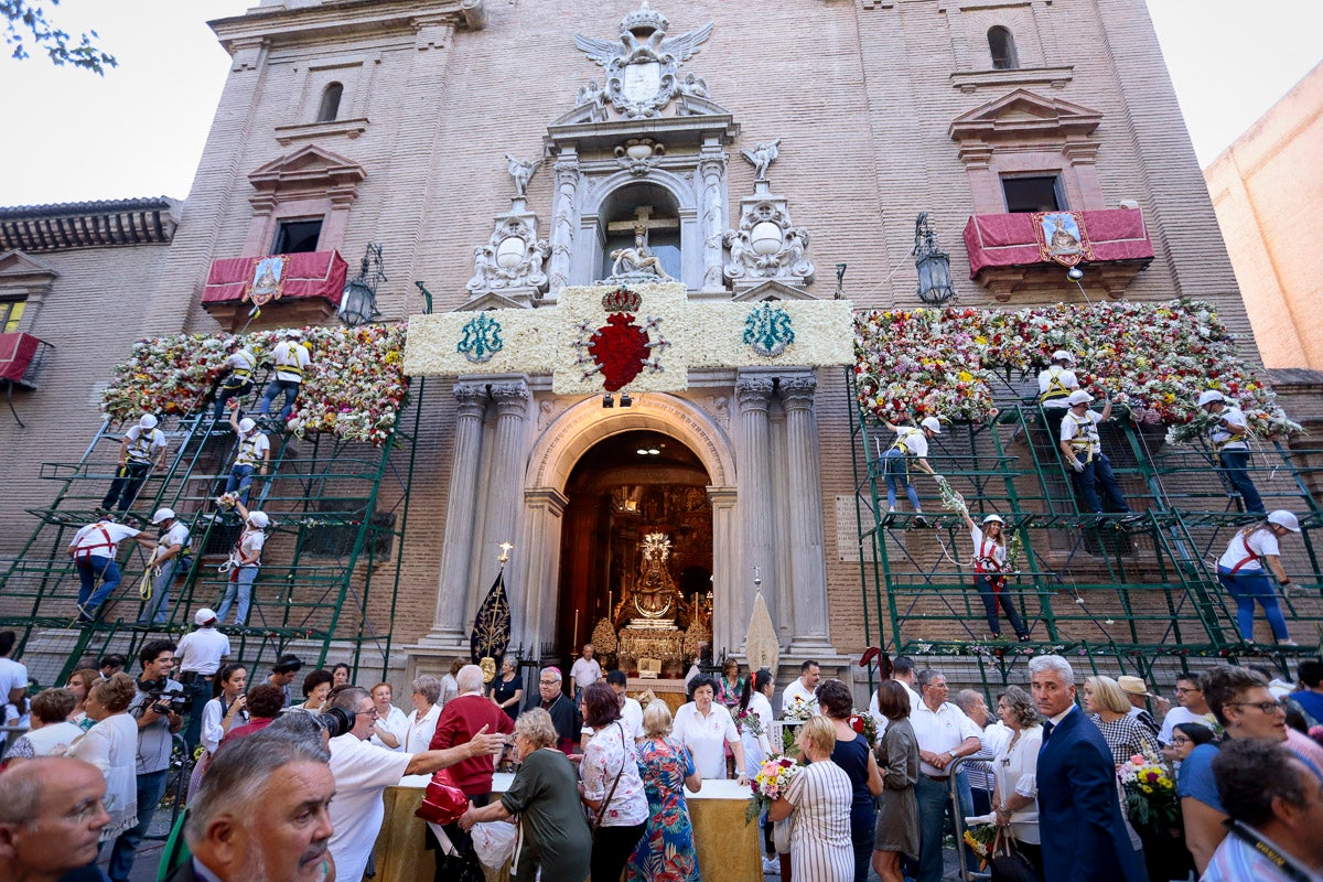 Miles de granadinos se reúnen en la Carrera para llenar de color la Basílica de las Angustias 