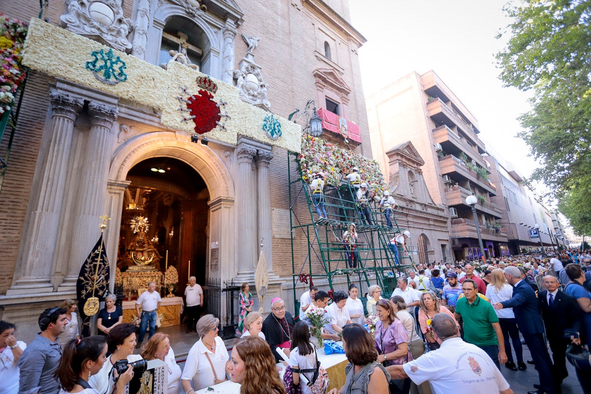 Miles de granadinos se reúnen en la Carrera para llenar de color la Basílica de las Angustias 