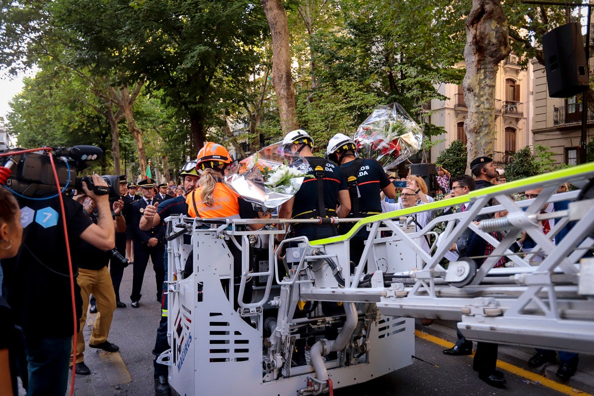 Miles de granadinos se reúnen en la Carrera para llenar de color la Basílica de las Angustias 