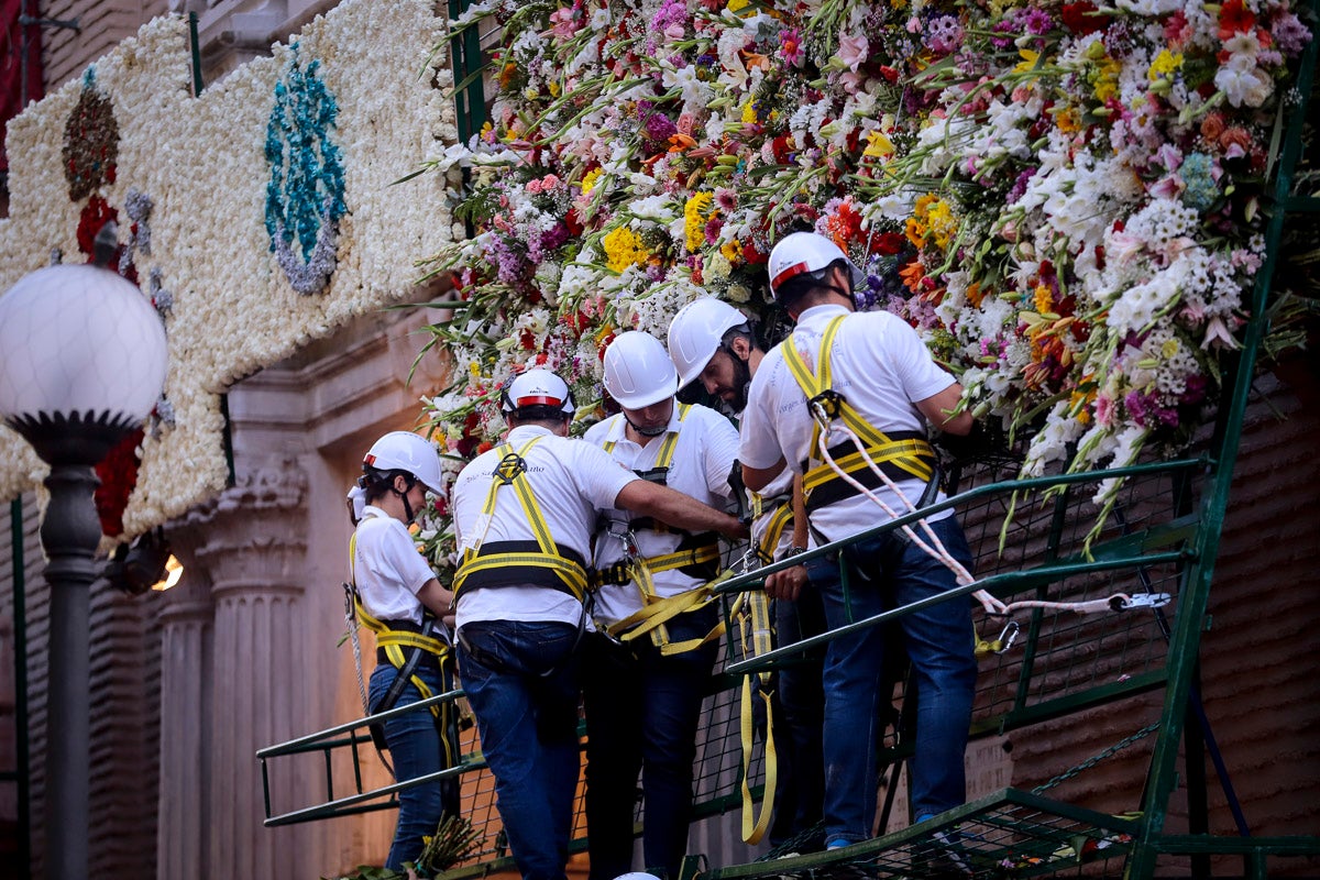 Miles de granadinos se reúnen en la Carrera para llenar de color la Basílica de las Angustias 