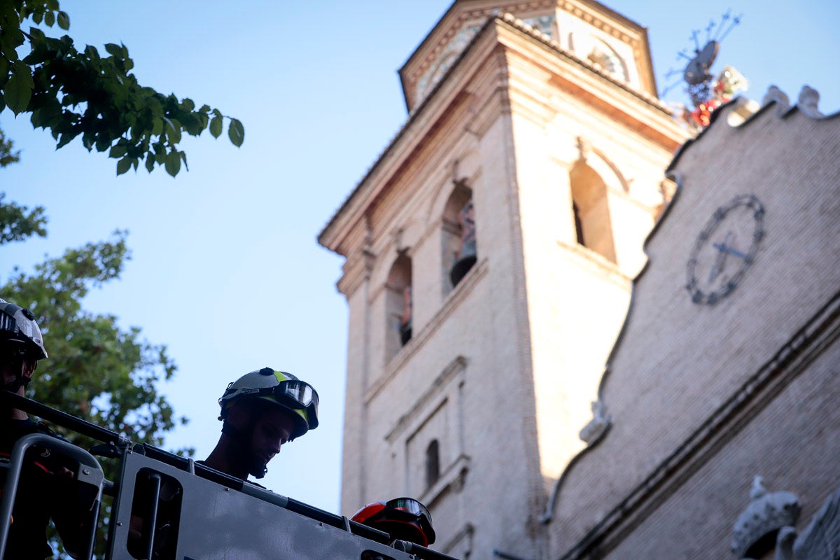 Miles de granadinos se reúnen en la Carrera para llenar de color la Basílica de las Angustias 