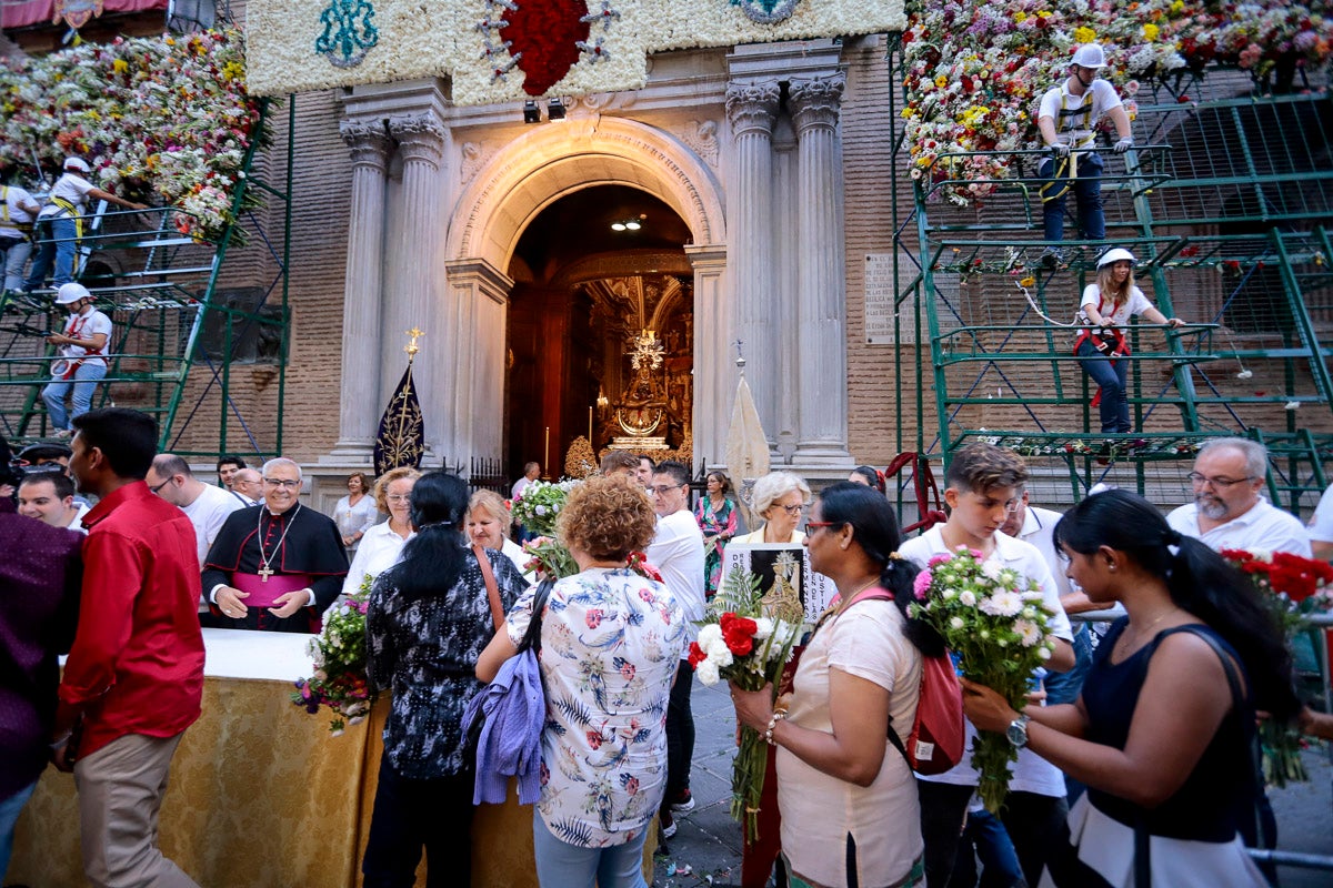 Miles de granadinos se reúnen en la Carrera para llenar de color la Basílica de las Angustias 