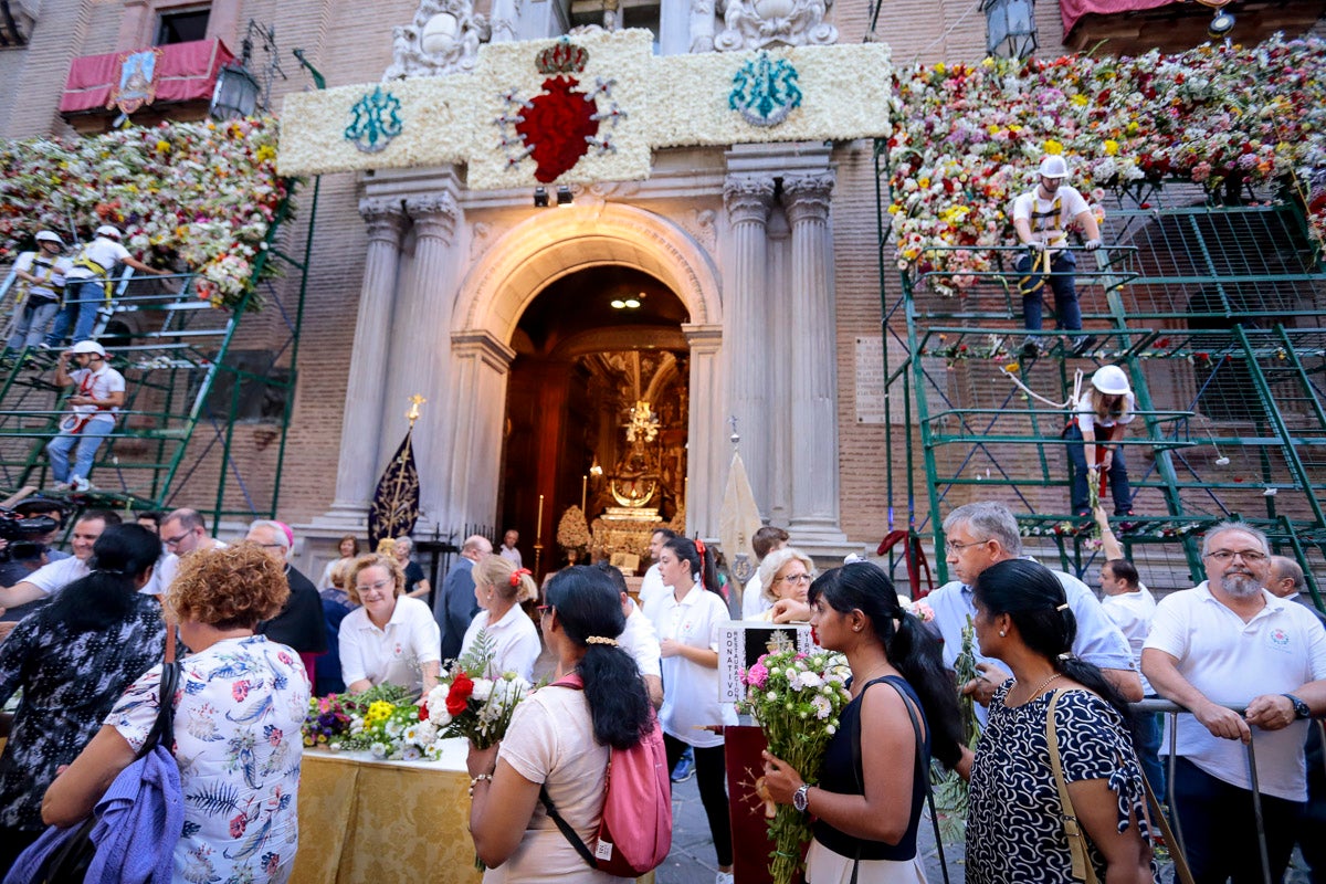 Miles de granadinos se reúnen en la Carrera para llenar de color la Basílica de las Angustias 