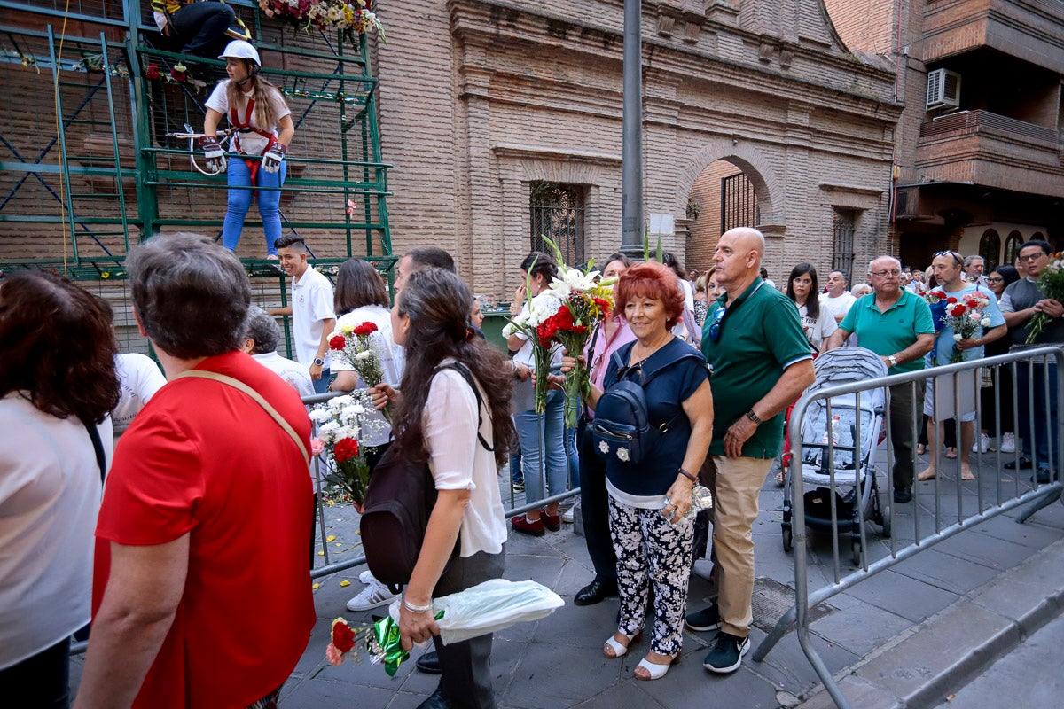 Miles de granadinos se reúnen en la Carrera para llenar de color la Basílica de las Angustias 