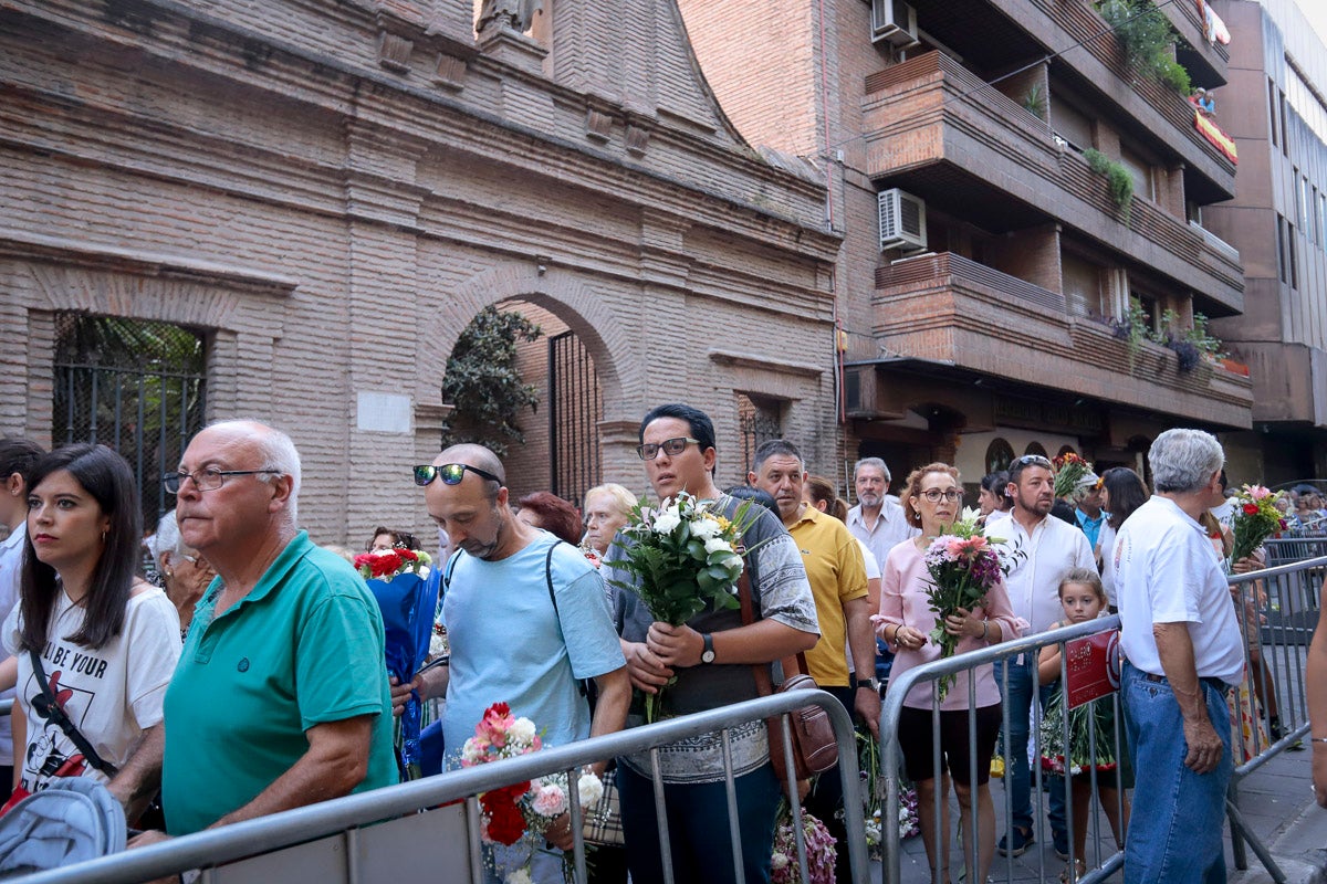 Miles de granadinos se reúnen en la Carrera para llenar de color la Basílica de las Angustias 