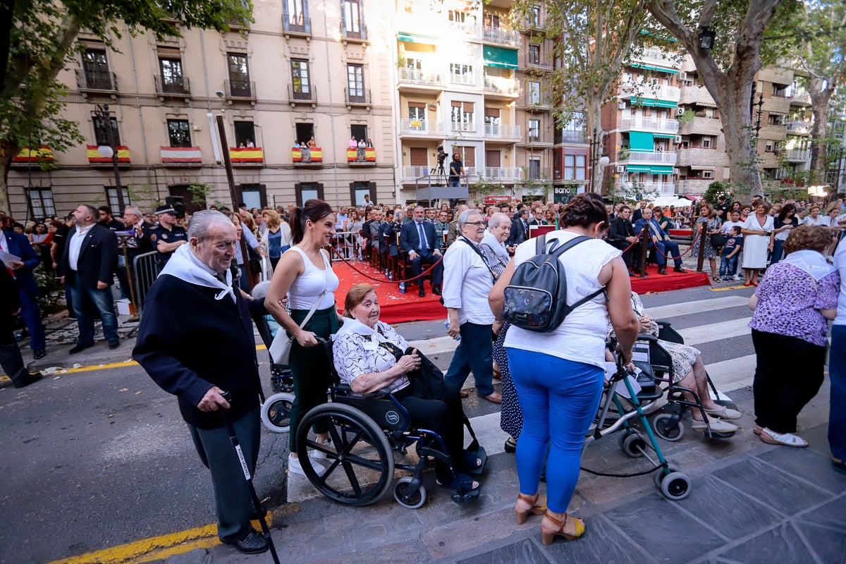 Miles de granadinos se reúnen en la Carrera para llenar de color la Basílica de las Angustias 