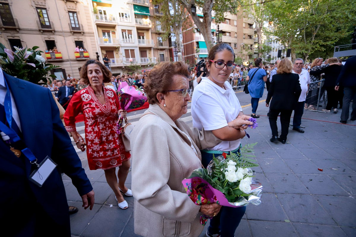 Miles de granadinos se reúnen en la Carrera para llenar de color la Basílica de las Angustias 