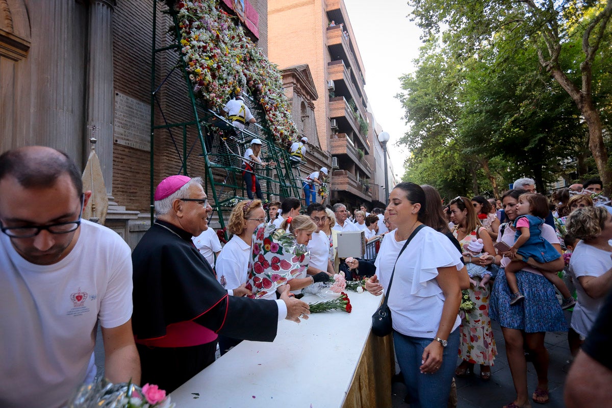 Miles de granadinos se reúnen en la Carrera para llenar de color la Basílica de las Angustias 