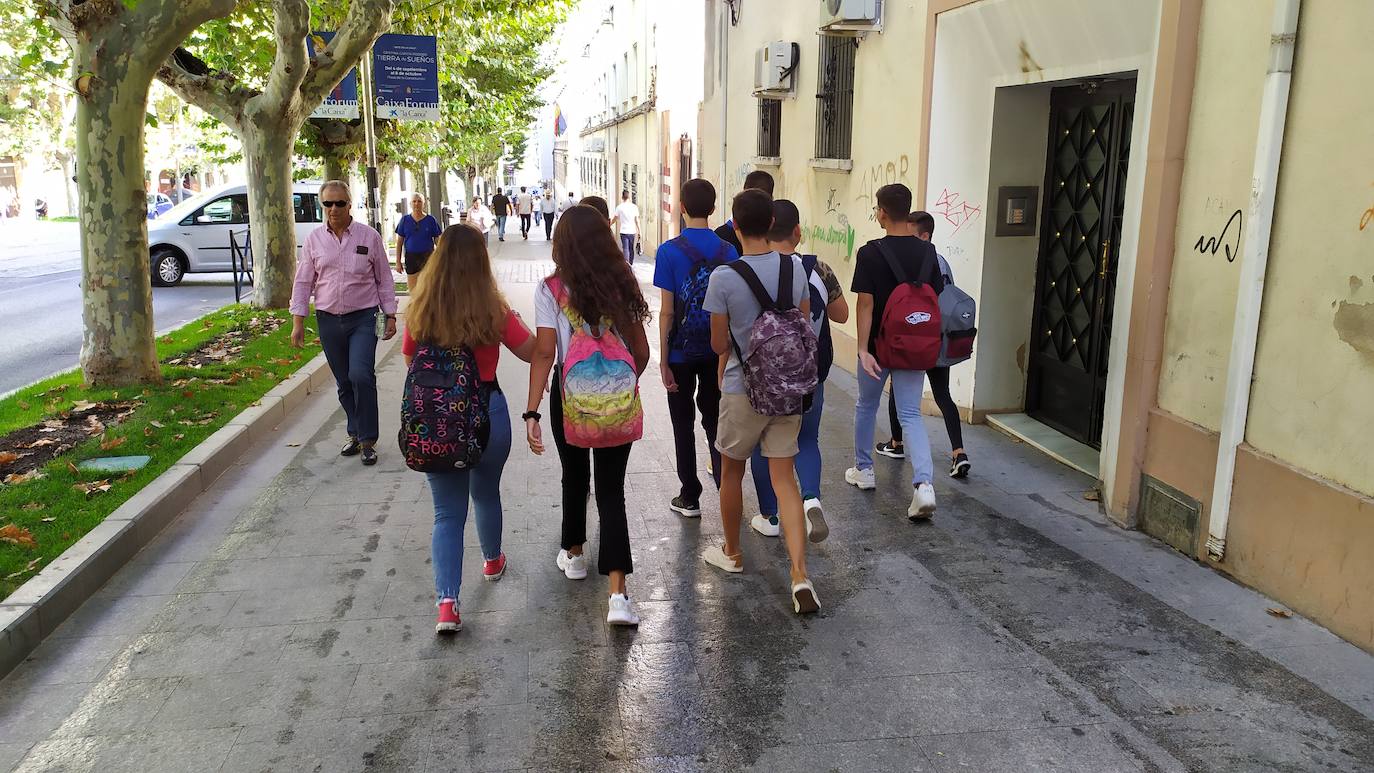 Los alumos jienenses inician el curso sin móvil y con más disciplina