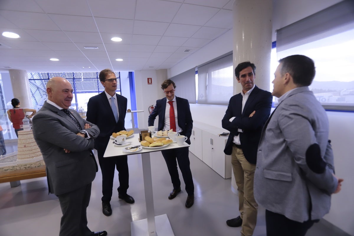 El encuentro, celebrado en el foro de Motril y organizado por IDEAL y la Cámara de Comercio de Motril, ha reunido a diversas personalidades del ámbito político y empresarial provincial