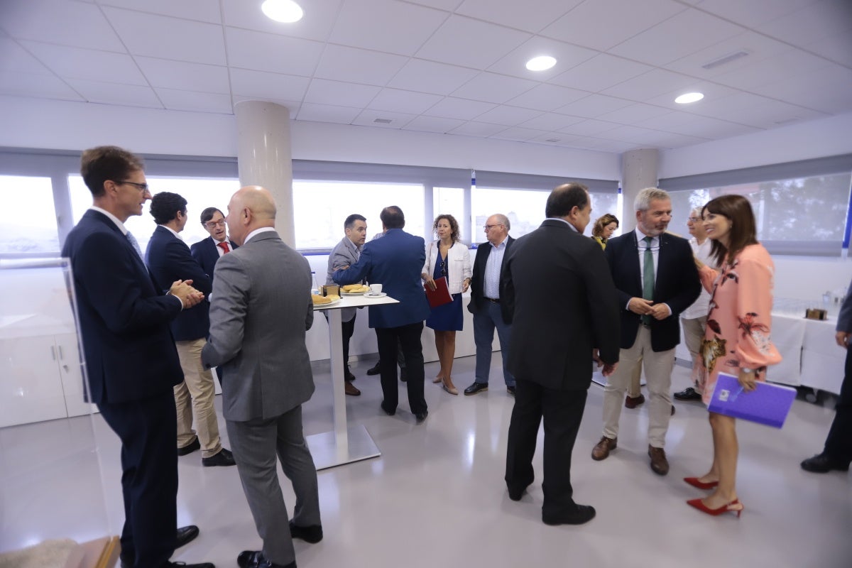El encuentro, celebrado en el foro de Motril y organizado por IDEAL y la Cámara de Comercio de Motril, ha reunido a diversas personalidades del ámbito político y empresarial provincial