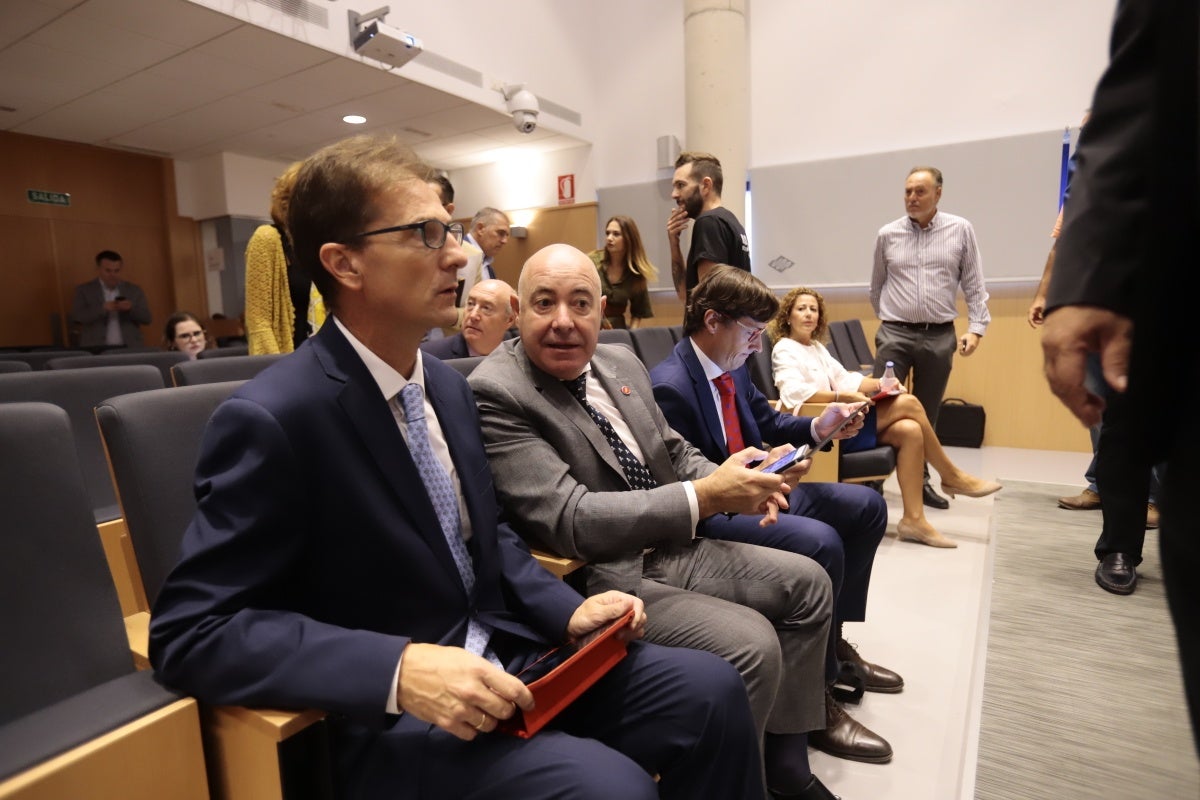 El encuentro, celebrado en el foro de Motril y organizado por IDEAL y la Cámara de Comercio de Motril, ha reunido a diversas personalidades del ámbito político y empresarial provincial