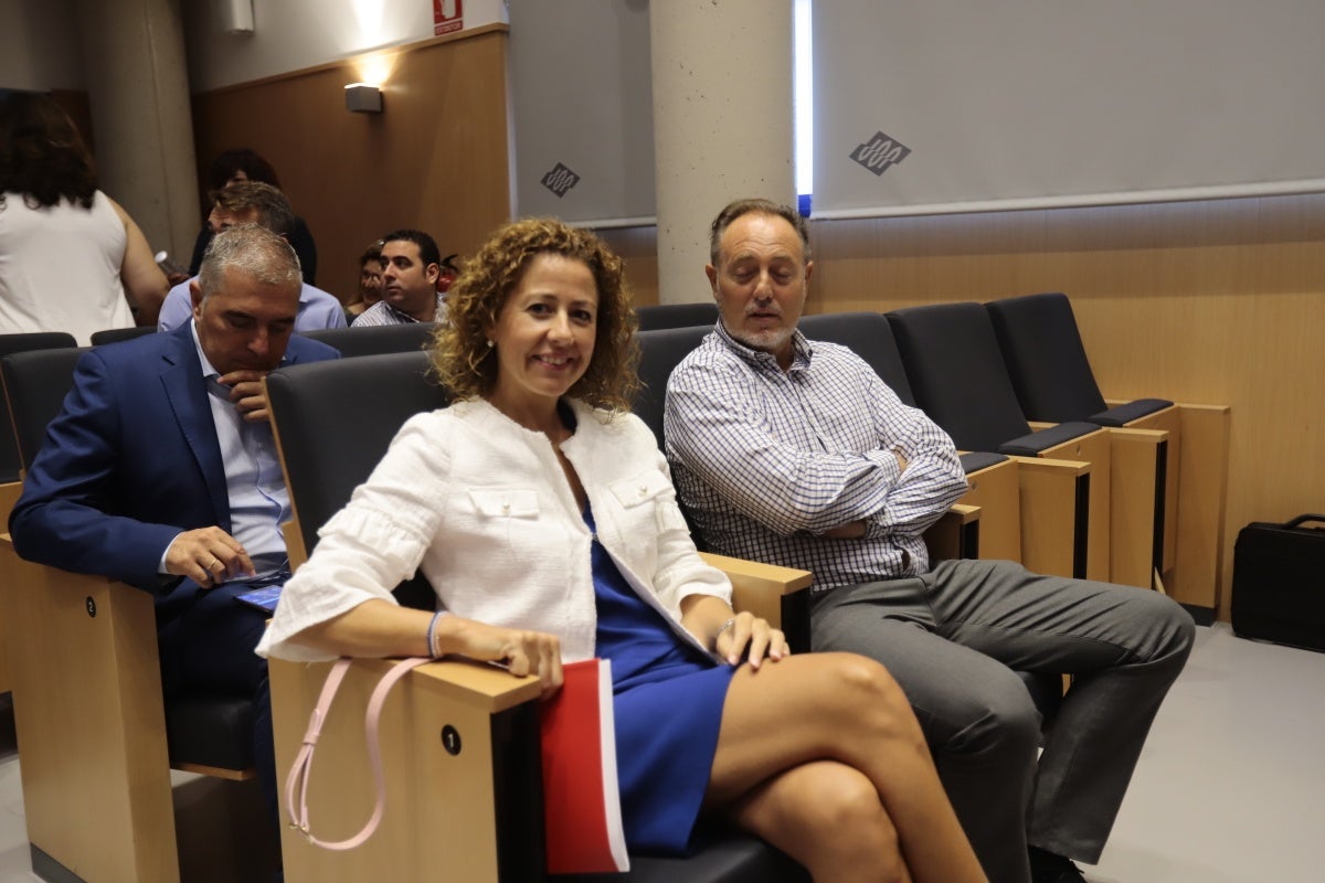 El encuentro, celebrado en el foro de Motril y organizado por IDEAL y la Cámara de Comercio de Motril, ha reunido a diversas personalidades del ámbito político y empresarial provincial