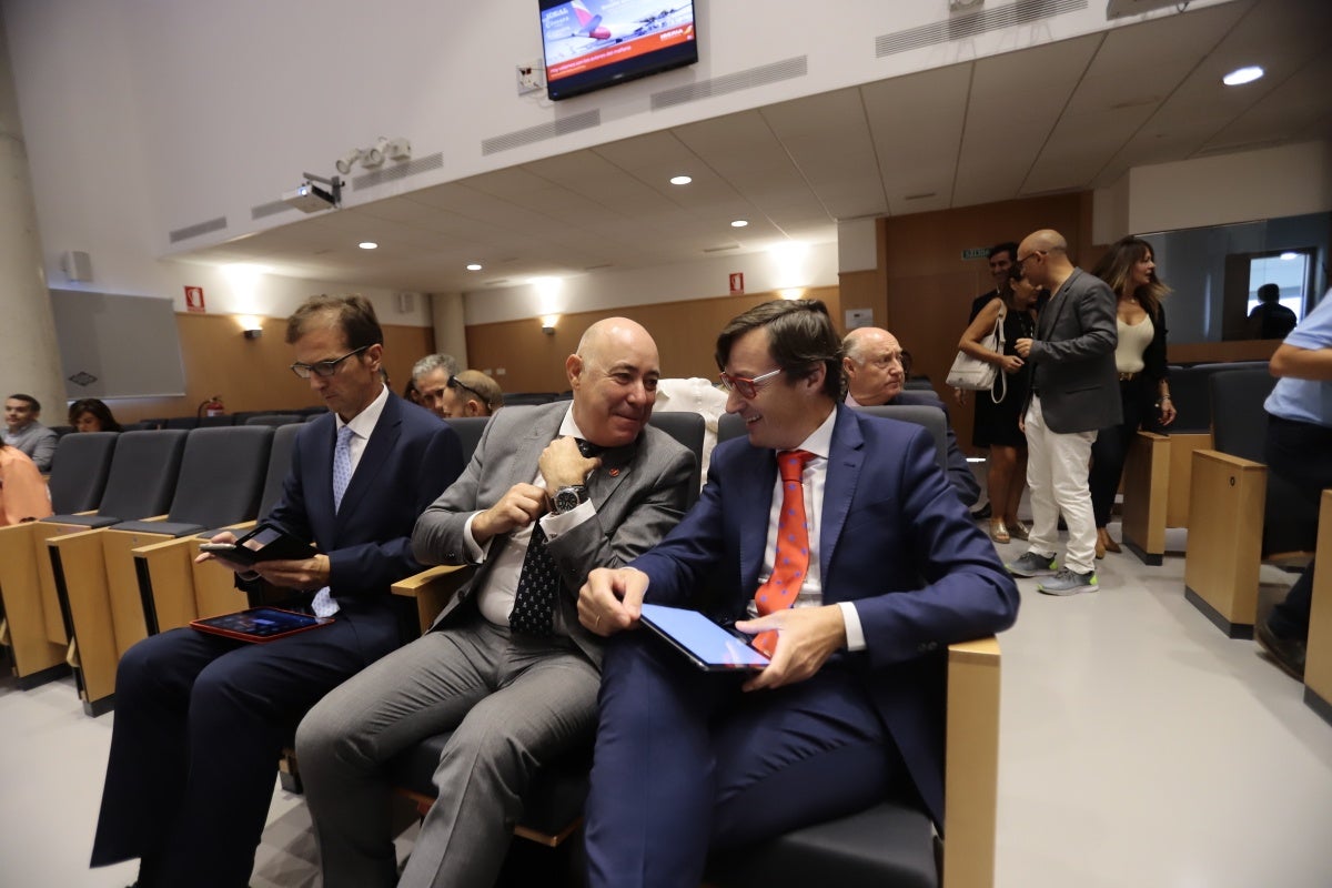 El encuentro, celebrado en el foro de Motril y organizado por IDEAL y la Cámara de Comercio de Motril, ha reunido a diversas personalidades del ámbito político y empresarial provincial