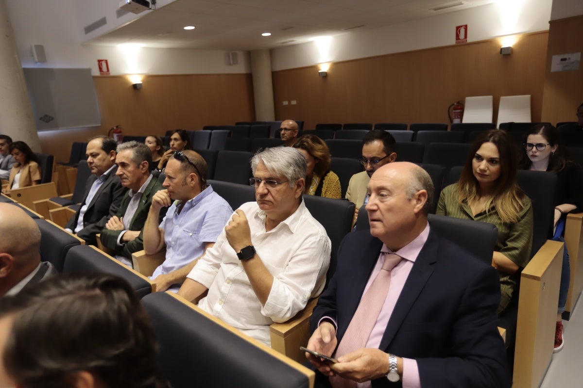 El encuentro, celebrado en el foro de Motril y organizado por IDEAL y la Cámara de Comercio de Motril, ha reunido a diversas personalidades del ámbito político y empresarial provincial