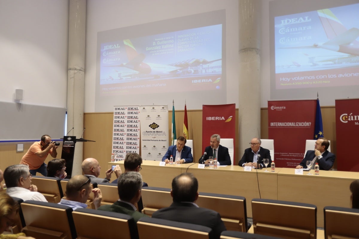 El encuentro, celebrado en el foro de Motril y organizado por IDEAL y la Cámara de Comercio de Motril, ha reunido a diversas personalidades del ámbito político y empresarial provincial