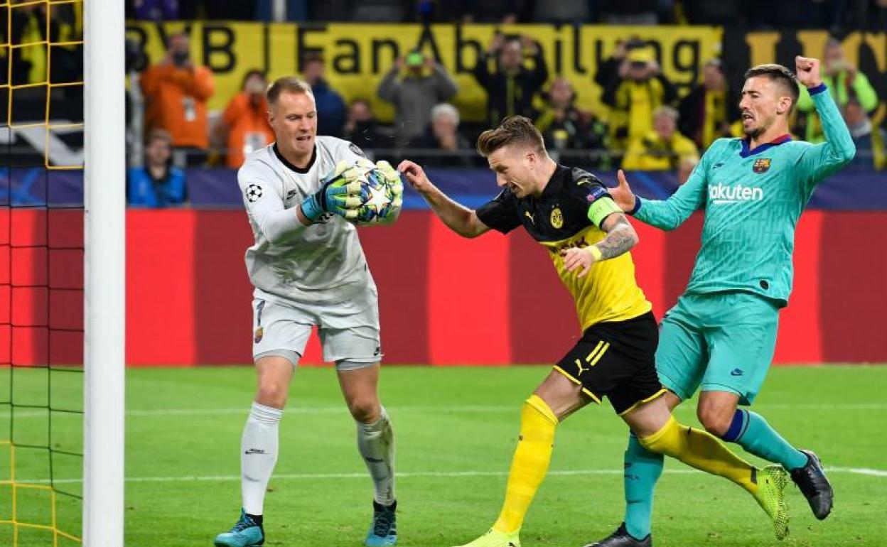Ter Stegen atrapa el balón tras detenerle un penalti a Marco Reus. 