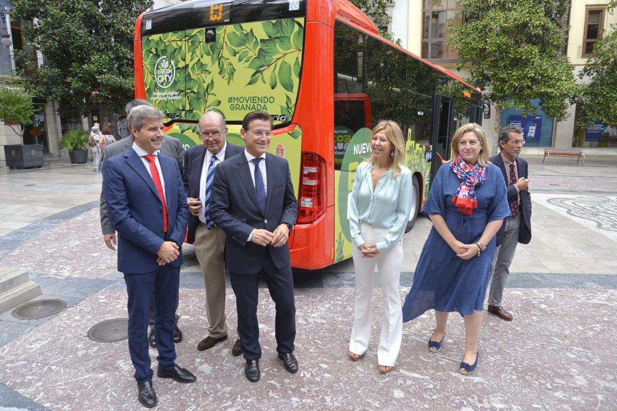 El alcalde, Luis Salvador, junto a miembros del equipo de gobierno y de Transportes Rober, ayer. 