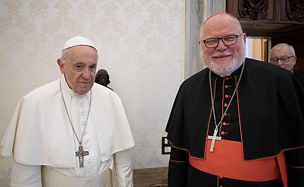 El cardenal Reinhard Marx, presidente del rico episcopado alemán, junto al Papa Francisco en el Vaticano.