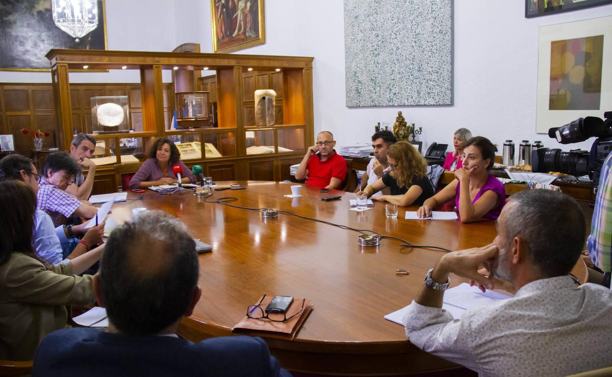 La rectora de la UGR, Pilar Aranda, ante los micrófonos en el desayuno informativo de ayer.