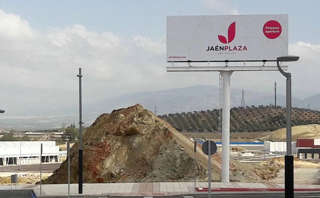 Cartel del parque comercial Jaén Plaza anunciando su próxima apertura. 