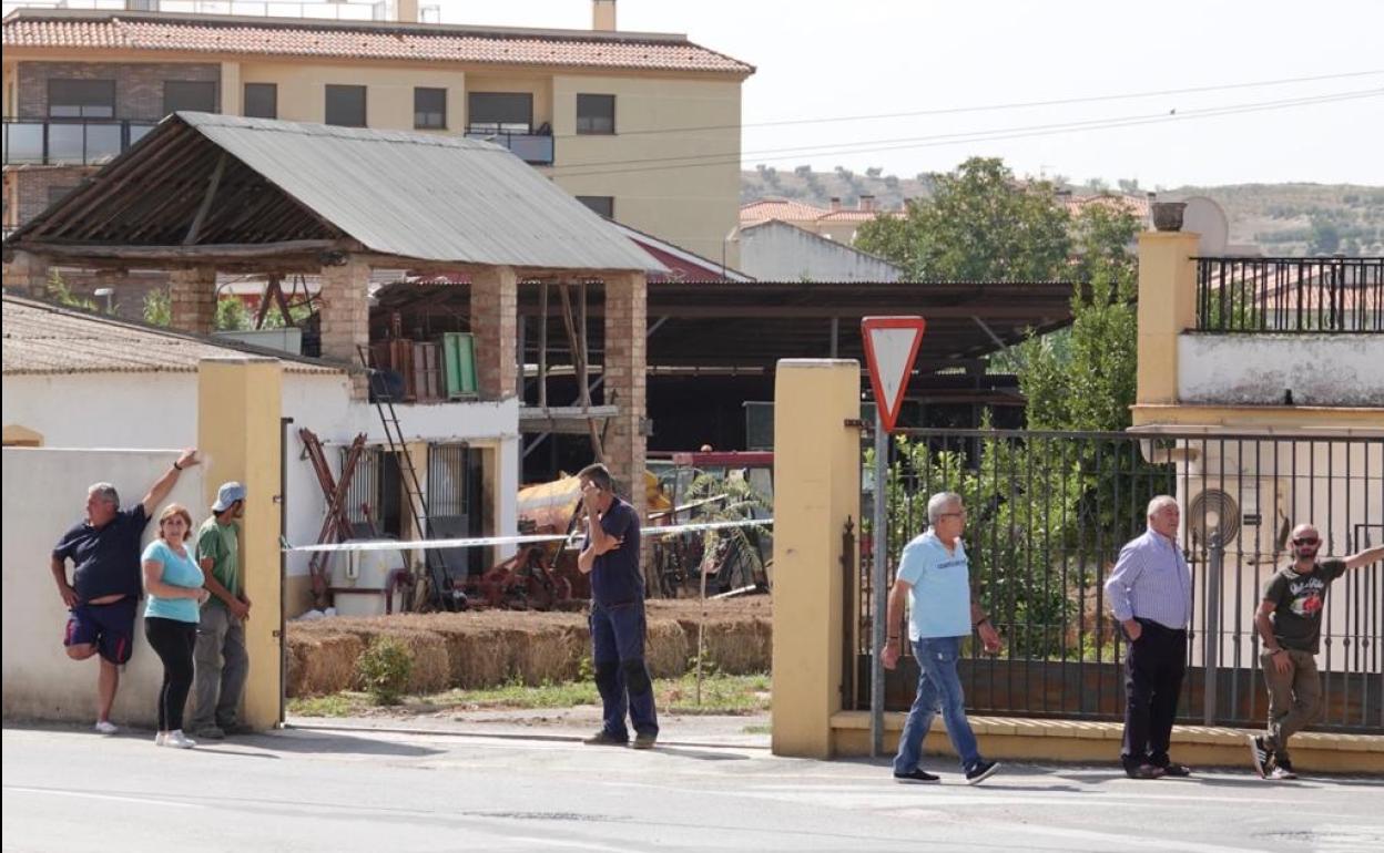 Muerto en Granada | Fallece un hombre al caerle encima un tractor y su carga de alpacas en Alhendín