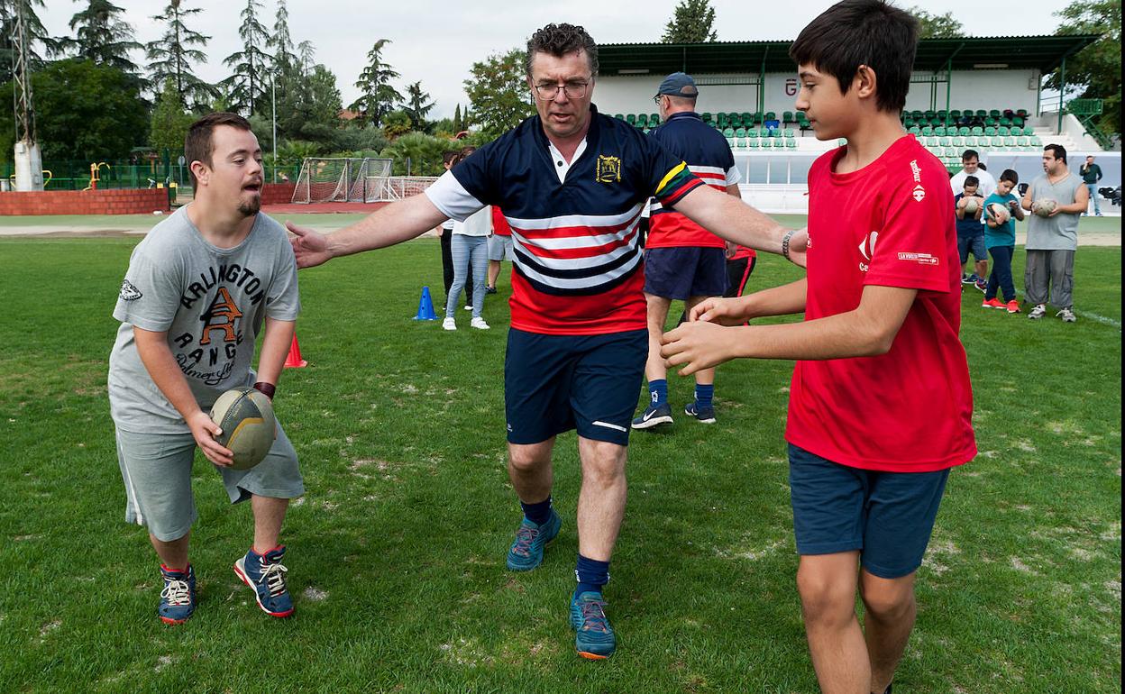 Un entrenador de Escoriones dirige el ejercicio de pases de balón, el pasado sábado en Armilla. 