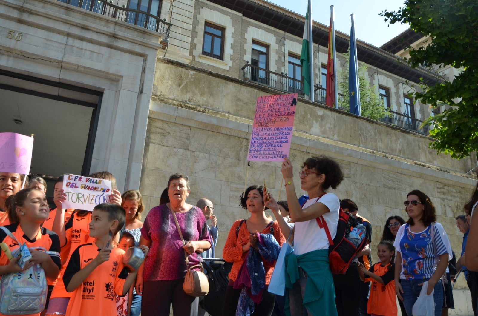 Los alumnos de Bérchules y Torvizcón han comenzado una huelga indefinida por la que no volverán a clase hasta que se solucione esta situación