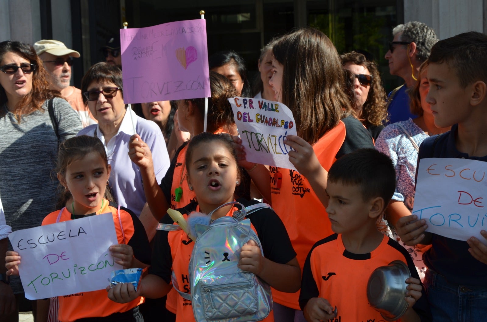 Los alumnos de Bérchules y Torvizcón han comenzado una huelga indefinida por la que no volverán a clase hasta que se solucione esta situación