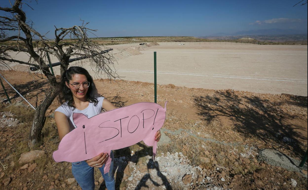 Una vecina en la protesta contra la granja de Zújar. 