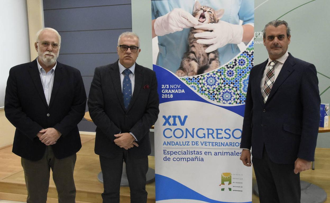 Francisco Muñoz, a la derecha, en la presentación de un congreso de veterinarios.