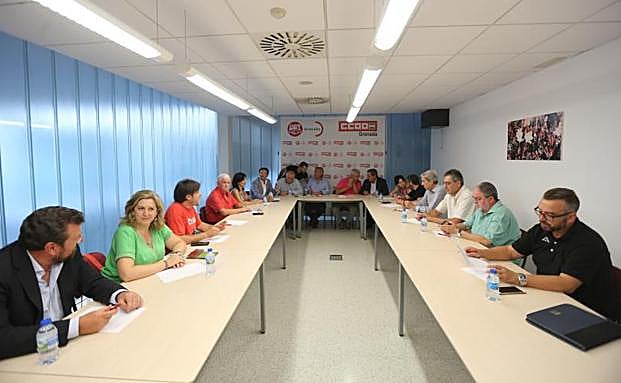 Reunión de la Mesa del Ferrocarril celebrada ayer en la sede de los sindicatos.