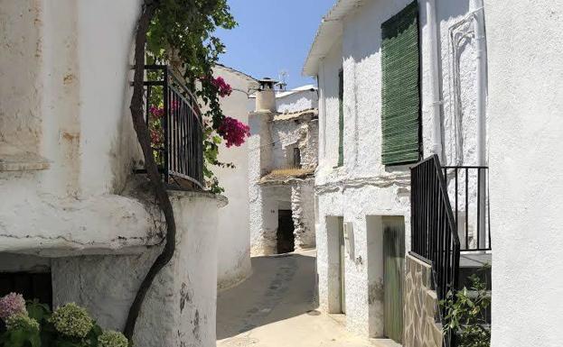 Tramo del GR-7 a su paso por Pitres, una ruta por las entrañas de la Alpujarra