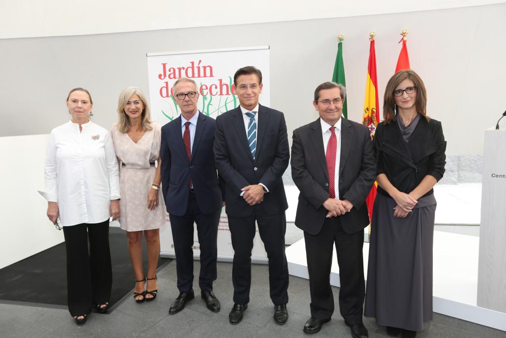 A través de una amplia muestra del archivo personal recién incorporado al Centro, la muestra se asoma a temas centrales de la vida y obra del poeta: el amor, el deseo y el sexo