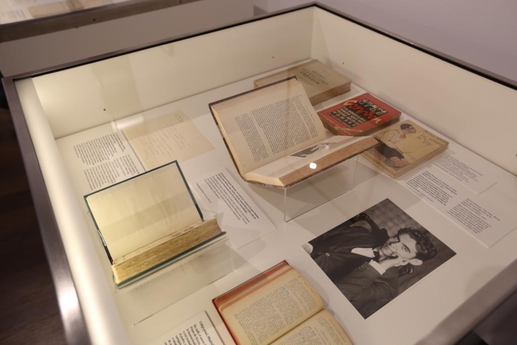 A través de una amplia muestra del archivo personal recién incorporado al Centro, la muestra se asoma a temas centrales de la vida y obra del poeta: el amor, el deseo y el sexo