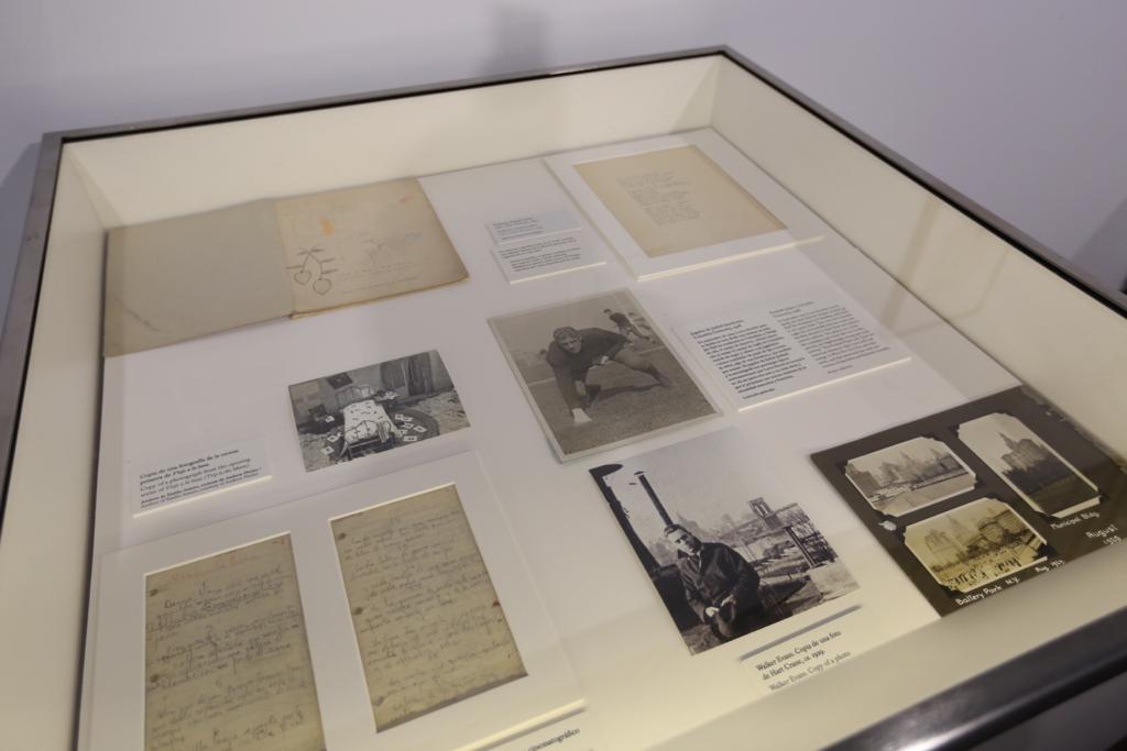 A través de una amplia muestra del archivo personal recién incorporado al Centro, la muestra se asoma a temas centrales de la vida y obra del poeta: el amor, el deseo y el sexo