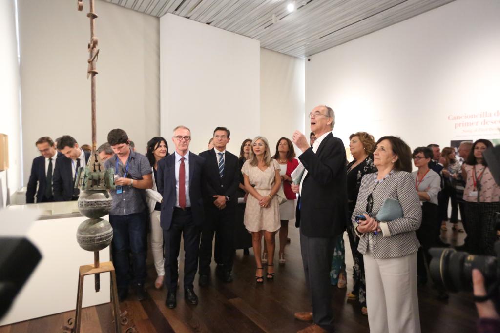 A través de una amplia muestra del archivo personal recién incorporado al Centro, la muestra se asoma a temas centrales de la vida y obra del poeta: el amor, el deseo y el sexo