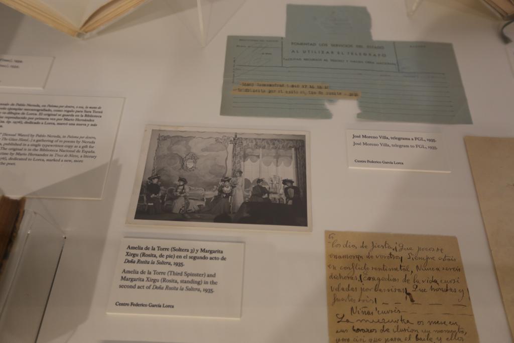 A través de una amplia muestra del archivo personal recién incorporado al Centro, la muestra se asoma a temas centrales de la vida y obra del poeta: el amor, el deseo y el sexo