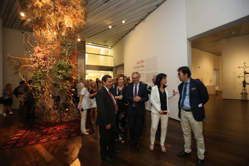 A través de una amplia muestra del archivo personal recién incorporado al Centro, la muestra se asoma a temas centrales de la vida y obra del poeta: el amor, el deseo y el sexo