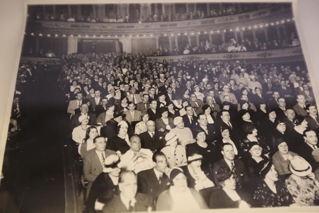 A través de una amplia muestra del archivo personal recién incorporado al Centro, la muestra se asoma a temas centrales de la vida y obra del poeta: el amor, el deseo y el sexo