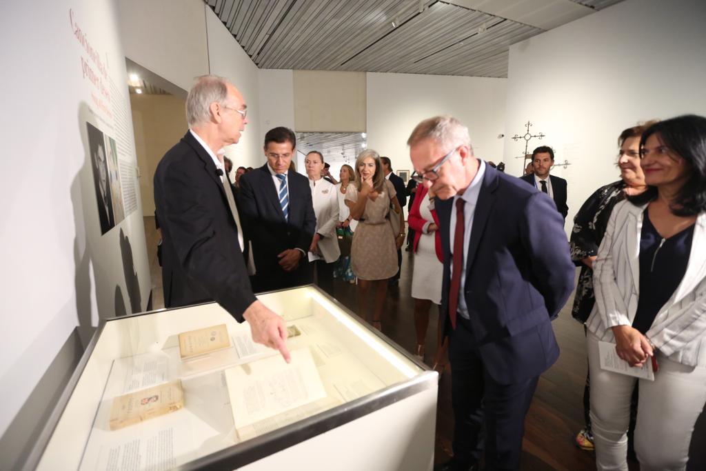 A través de una amplia muestra del archivo personal recién incorporado al Centro, la muestra se asoma a temas centrales de la vida y obra del poeta: el amor, el deseo y el sexo