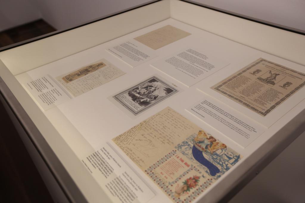 A través de una amplia muestra del archivo personal recién incorporado al Centro, la muestra se asoma a temas centrales de la vida y obra del poeta: el amor, el deseo y el sexo