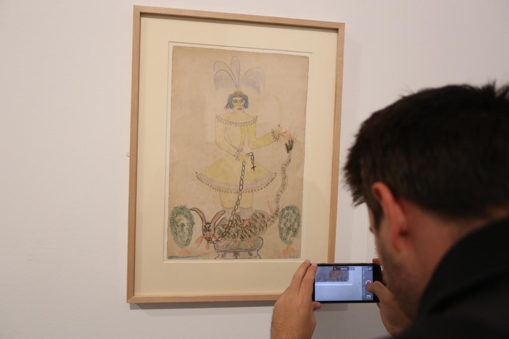 A través de una amplia muestra del archivo personal recién incorporado al Centro, la muestra se asoma a temas centrales de la vida y obra del poeta: el amor, el deseo y el sexo